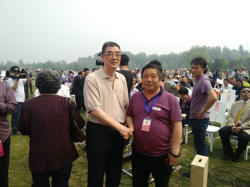 北京京华阁书画院和卢中南老师在活动现场 点击还原